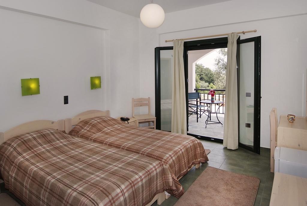 Eri Rooms To Let Raches  Extérieur photo